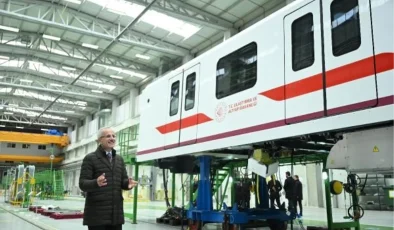 Ulaştırma ve Altyapı Bakanı Abdulkadir Uraloğlu, Yeni Sakarya adlı ilk milli ve yerli elektrikli tren setini hizmete sundu