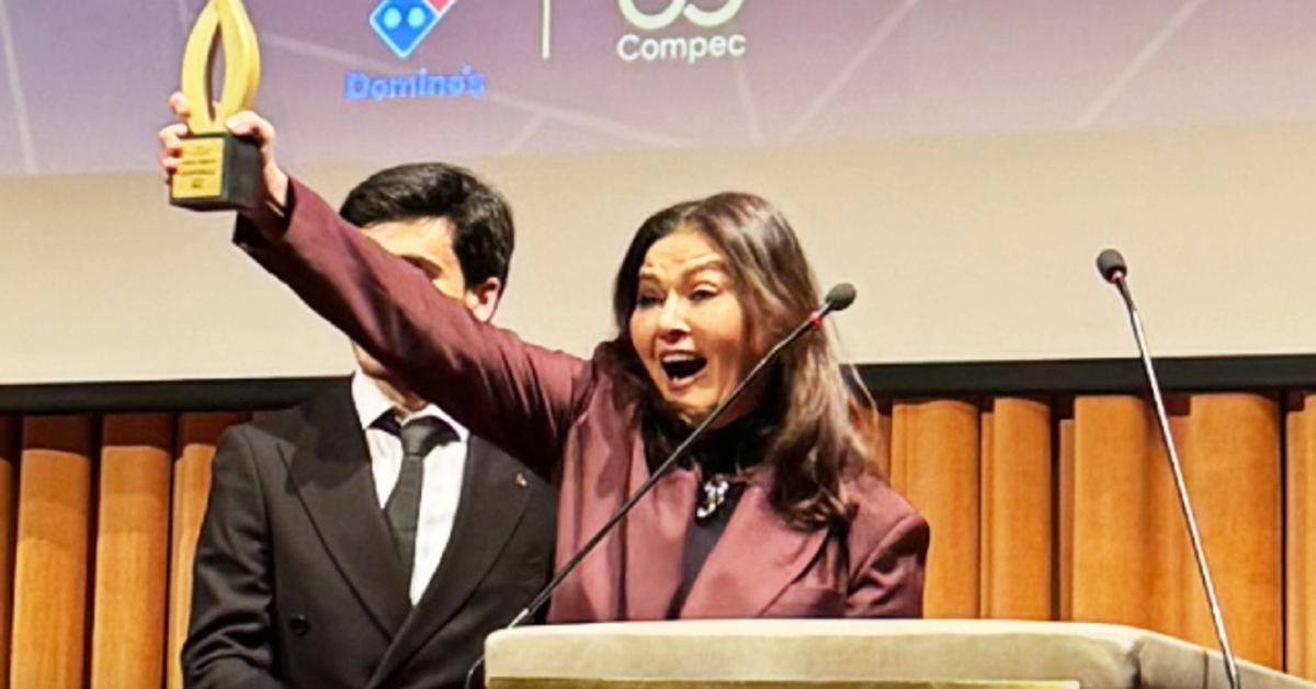 Nurgül Yeşilçay, öğrencilerden ödül aldı