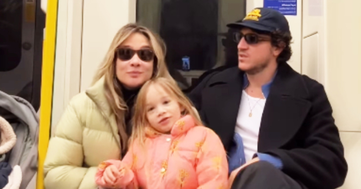 Müge Boz, ailesiyle birlikte metrodan paylaşımda bulundu