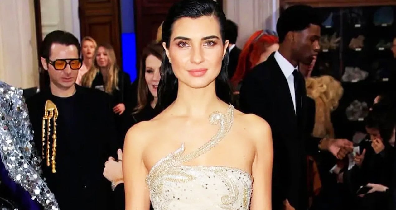Tuba Büyüküstün, Paris Moda Haftası’na damga vurdu