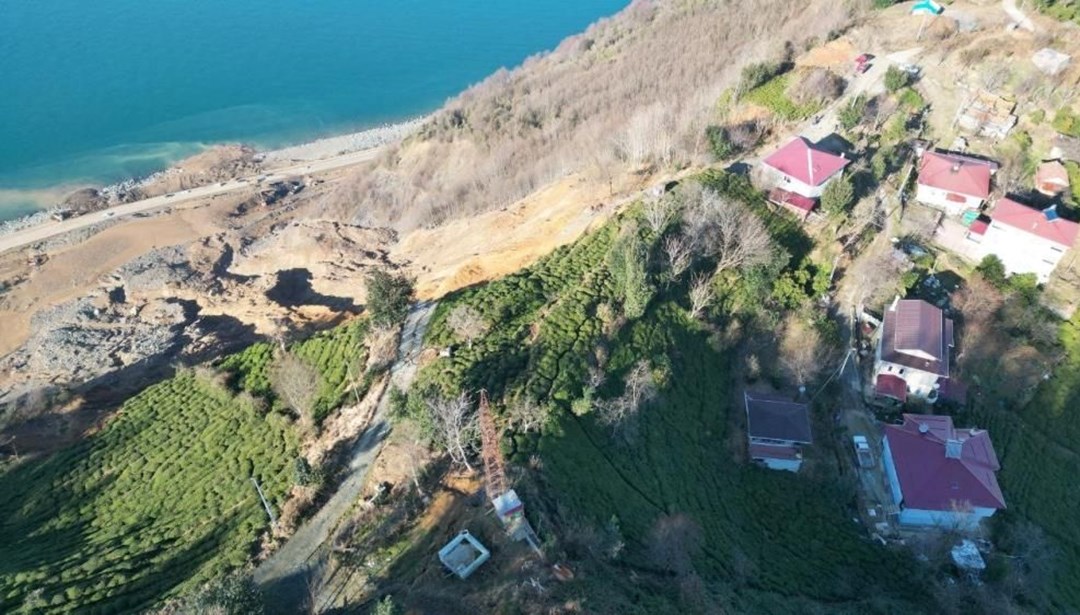 Uçurumun ucundaki köy: Kaymalar devam ediyor,
evler tehlike altında