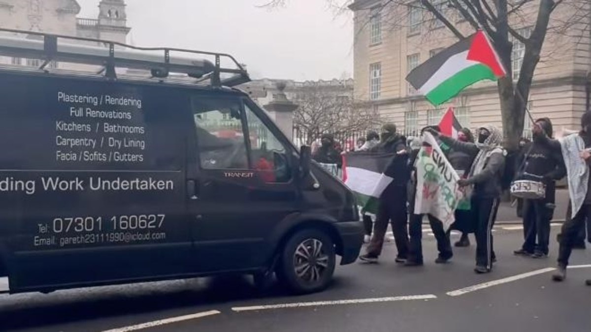 Galler’de Filistin destekçilerine minibüslü saldırı