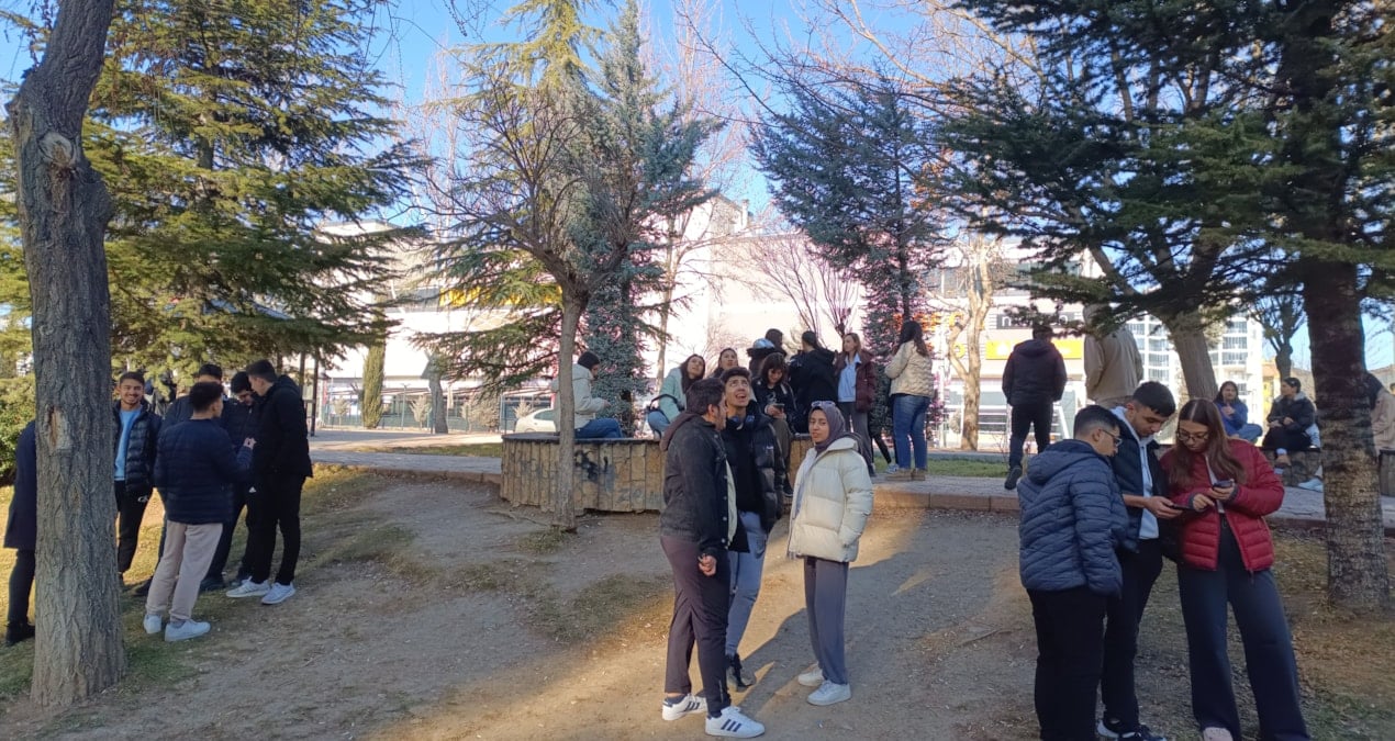 Lokantadaki yangın panik yarattı: Öğrenciler tahliye edildi