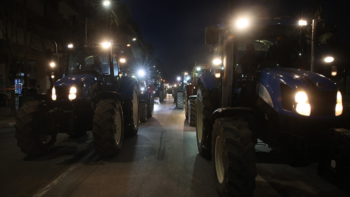 Yunanistan’da çiftçiler traktörleriyle caddelere çıktı