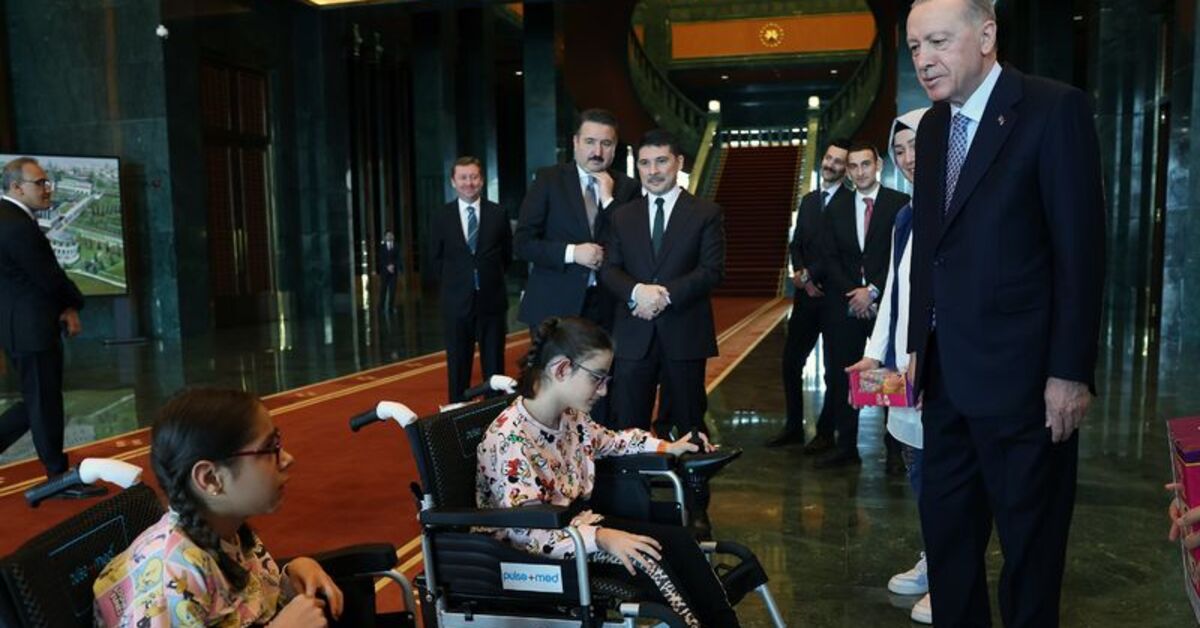 Cumhurbaşkanı Erdoğan, iki kız çocuğunu kabul etti