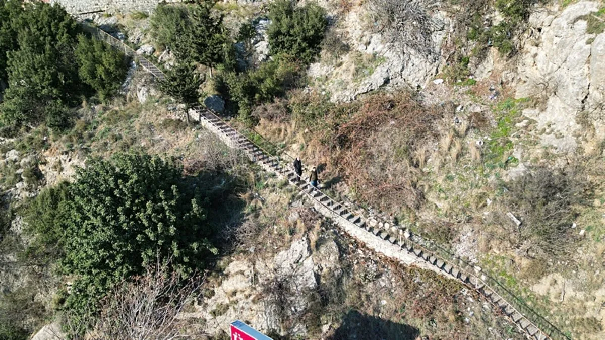 Hatay’da ilginç manzara: Evlerine ulaşmak için her gün 107 basamak çıkıyorlar!